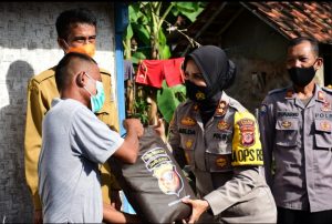 Kapolres & Wakil Walikota Banjar Beri Sembako kepada keluarga terdampak Covid-19