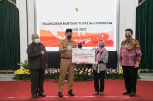 Ridwan Kamil Salurkan Bantuan Tunai Pusat untuk Masyarakat Terdampak COVID-19