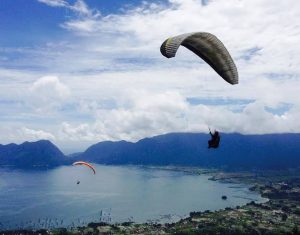 Uji Adrenaline Paralayang di Puncak Lawang Agam