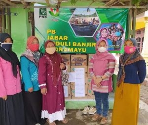 Yuningsih Bantu Korban Banjir di Karang Asem
