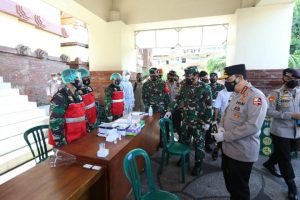Petinggi TNI-Polri Cek Penegakan Prokes di Pasar Tradisional Bali