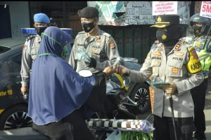 Kapolres Banjar Datangi Pasar Langkaplancar Bagikan Masker