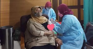 Yuningsih: Mari Bervaksin, Vaksin itu Halal