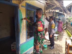 Bhabinkamtibmas & Babinsa Hegarsari Bersihkan Rumah Warga