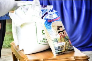 Wagub Serahkan 159 Ton Beras untuk Korban Banjir Subang