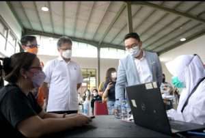 Ridwan Kamil-Menkes RI Tinjau Vaksinasi COVID-19 di Taman Kota