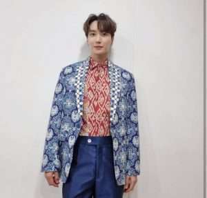 Dua Personil Boy Band Korea Kenakan Batik, Ridwan Kamil Dorong Batik Indonesia Mendunia