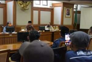 Wagub Berdialog dengan Buruh di Gedung Sate