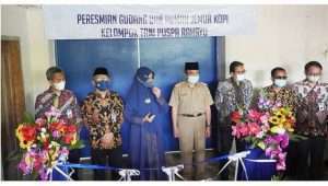 PENYERAHAN BANTUAN PROGRAM SOSIAL BI KEPADA KELOMPOK TANI PUSPA RAHAYU DAN KELOMPOK TANI SRI MUKTI