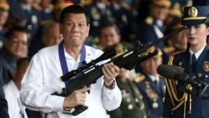 Presiden Filipina Izinkan Warganya Tembak Koruptor
