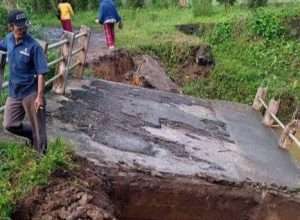 Jembatan Cihamirung Amblas