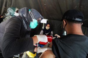 Lansia Bisa Datang ke Bidan Desa untuk Divaksin