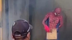 Waduh, Spiderman Alih Profesi jadi Tukang Sate