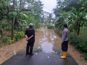 Jalan Tertutup Banjir, Polisi Bantu Anak Sekolah Nyebrang