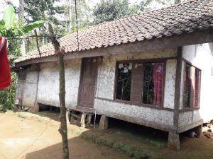 Mang Kundi Dibayangi Ketakutan, Rumahnya Nyaris Roboh