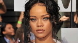 Rihanna ‘Umbrella’ Dinobatkan jadi Pahlawan Nasional
