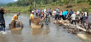 Bendungan Jebol, Warga Sundawenang Gunakan Bronjong Bambu sebagai Penopang