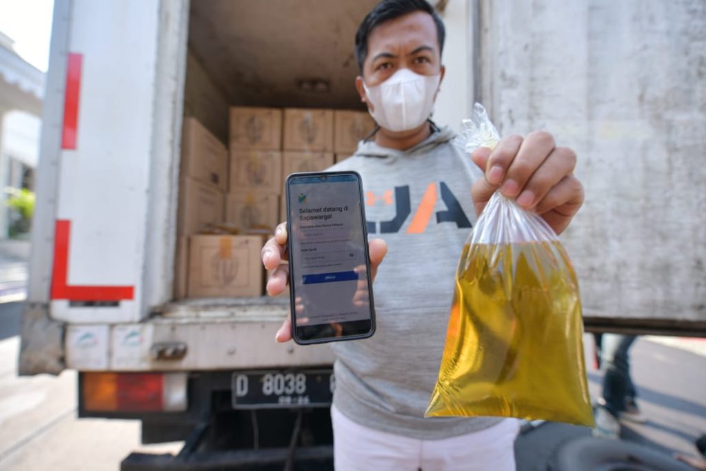 Pengiriman Perdana Minyak Goreng Curah yang Dipesan Via Aplikasi