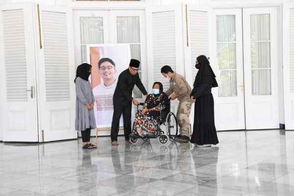 Ridwan Kamil Beri Bantuan ke Warga Babakan Ciparay