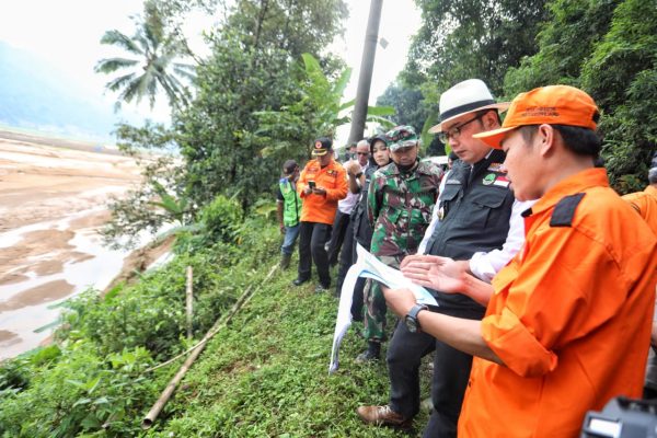 Tinjau Lokasi Banjir Bandang Bogor, Ridwan Kamil Pastikan Penanganan Berjalan Optimal