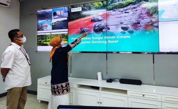 DLH Jabar Pastikan Cemaran Merah Sungai Cimeta Tak Berbahaya