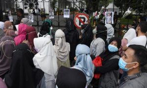Warga Rela Antri Sampaikan Bela Sungkawa ke Ridwan Kamil