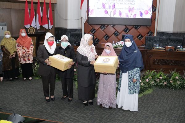 IKIAD DPRD Jabar & Kab. Bogor Santuni Anak Disabilitas