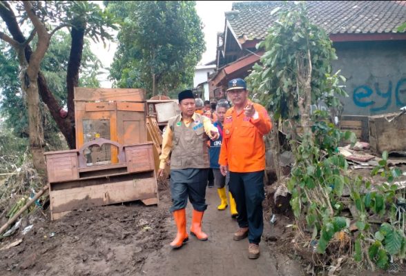 Wagub Bantu Korban Banjir Garut