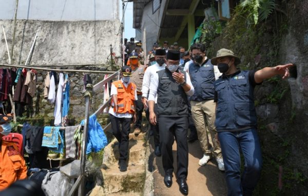 Gubernur Jabar Salurkan Bantuan kepada Warga Bogor Terdampak Longsor
