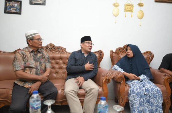 Ridwan Kamil Kunjungi Keluarga Ihsan, seorang Pelajar yang Hanyut di Sungai Bangek