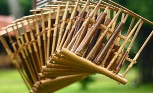 Sejarah Angklung, Jenis, dan Cara Memainkannya