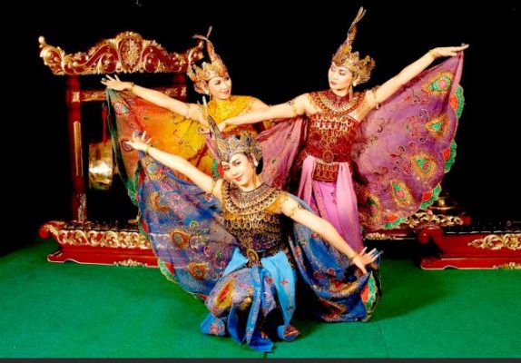 Tari Merak: Sejarah, Makna, dan Karakteristiknya