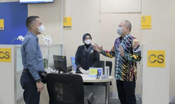 Sekda Jabar Hadiahi Pelanggan bjb Batam