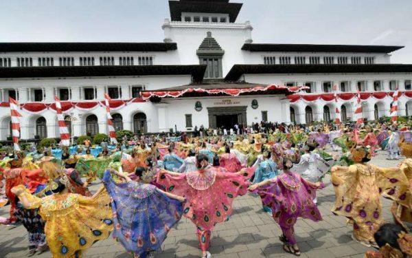 Tari Merak Massal di Gedung Sate