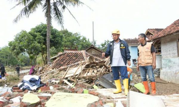 Wagub Tinjau Warga Terdampak Banjir di Pameungpeuk