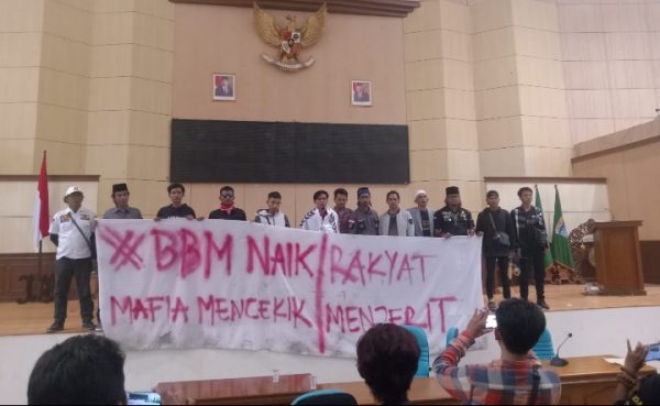 Kecewa, Demonstran Segel Ruang Kerja Ketua DPRD Kabupaten Tasik