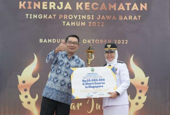 Ridwan Kamil Beri Penghargaan Camat Terbaik Belajar di Singapura