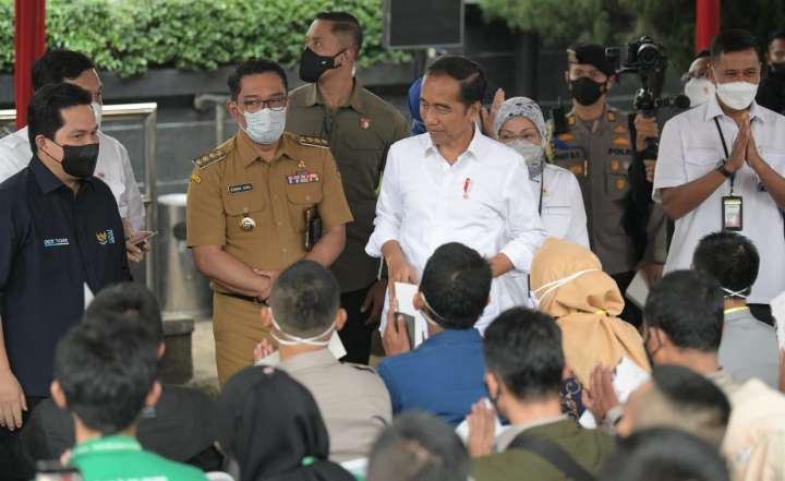 Ridwan Kamil Dampingi Jokowi Bagikan Bansos di Kantor Pos Bandung