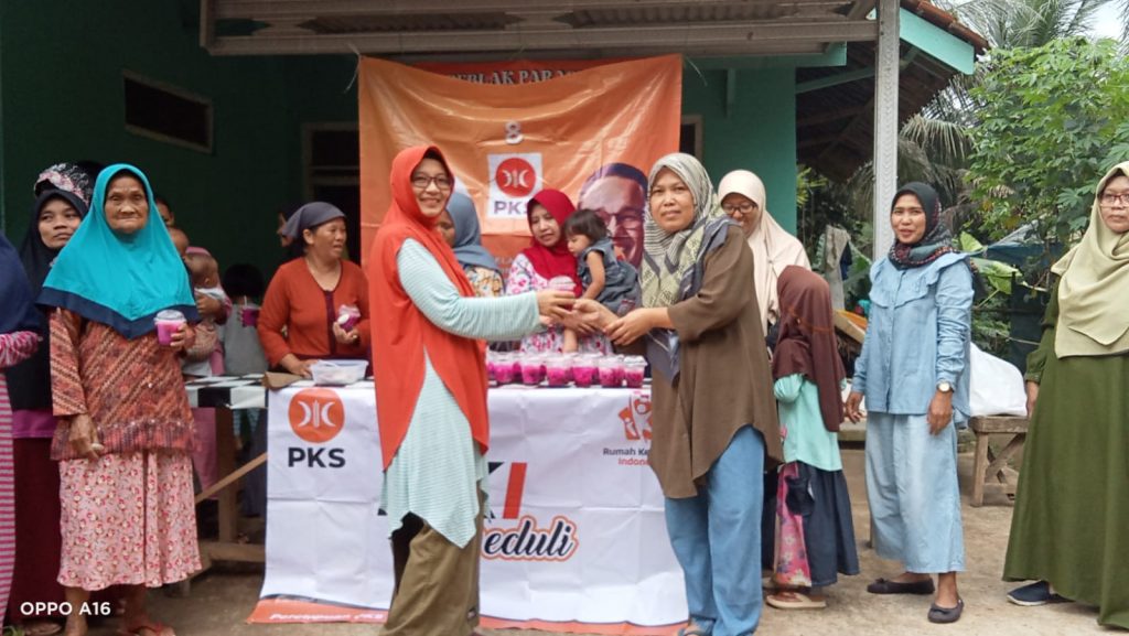 Ira Puspitasari Berbagi Takjil & Paket Sahur di Dapilnya
