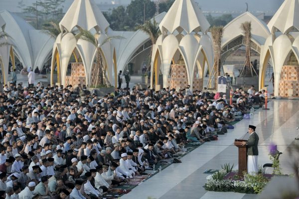 Ribuan Warga Antusias Salat Ied di Mesjid Raya Al Jabbar
