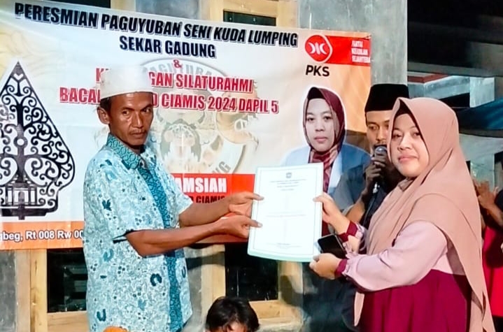 Bacaleg PKS Samsiah Serahkan SK Kemendikbud ke Paguyuban Seni Kuda Lumping Sekar Gadung