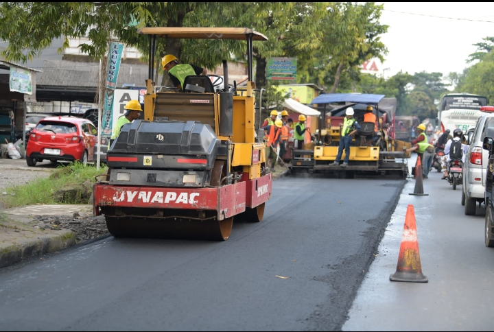 Ridwan Kamil Sidak Pekerjaan Perbaikan Jalan di Cirebon