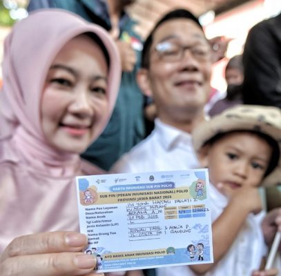 Ridwan Kamil Antar Arkana Imunisasi Polio ke Posyandu