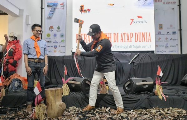 Ridwan Kamil Minta Media Viralkan Kisah dalam Buku Merah Putih di Atap Dunia