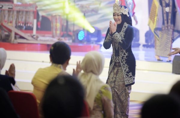 Atalia Pratatya Jajal Fashion Show dalam HUT Dekranas ke-43