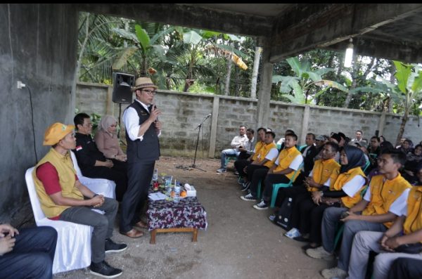Ridwan Kamil Persembahkan Satyalancana Wira Karya kepada Elemen Masyarakat Pertanian Jabar