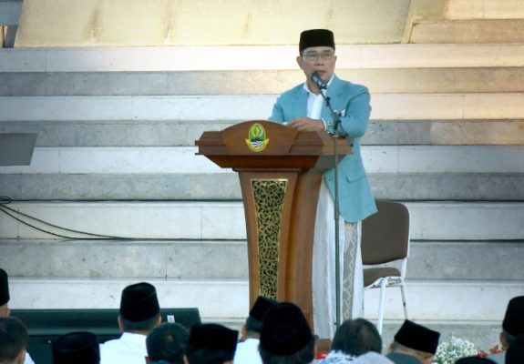 Ridwan Kamil Salat Id Bersama Ribuan Warga di Masjid Raya Al Jabbar