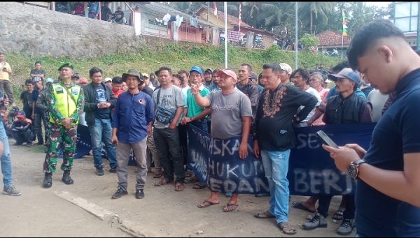 Diduga Selewengkan Dana Desa, Kades Sukawangun Didemo Warga