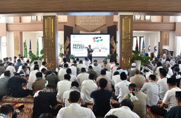 Sekretariat DPRD Jabar Serahkan Donasi Peduli Palestina