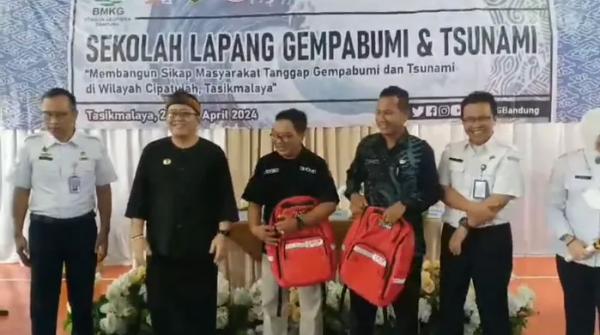Sekolah Lapang Gempa Bumi dan Tsunami untuk Edukasi Masyarakat di Tasikmalaya
